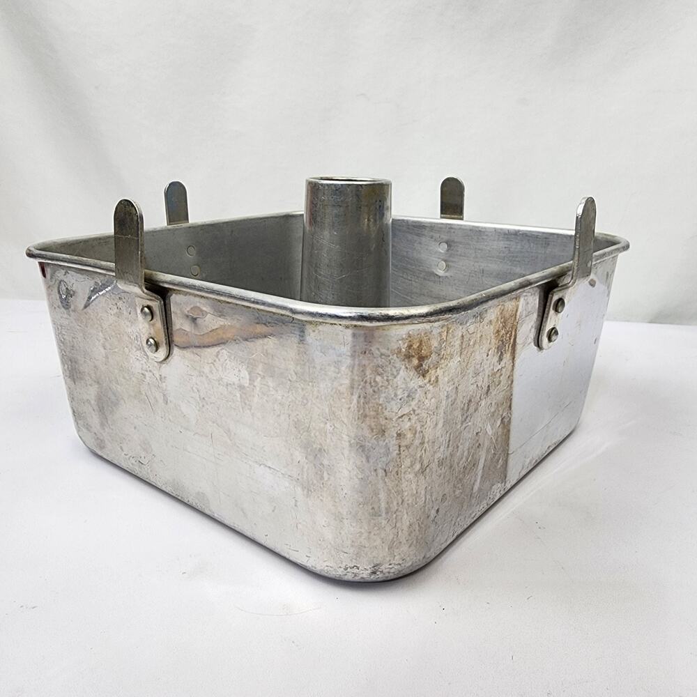 Comet Aluminum 2 Pc. Square Angel Food 9" X 9" X 4" Tube Cake Pan w/Feet